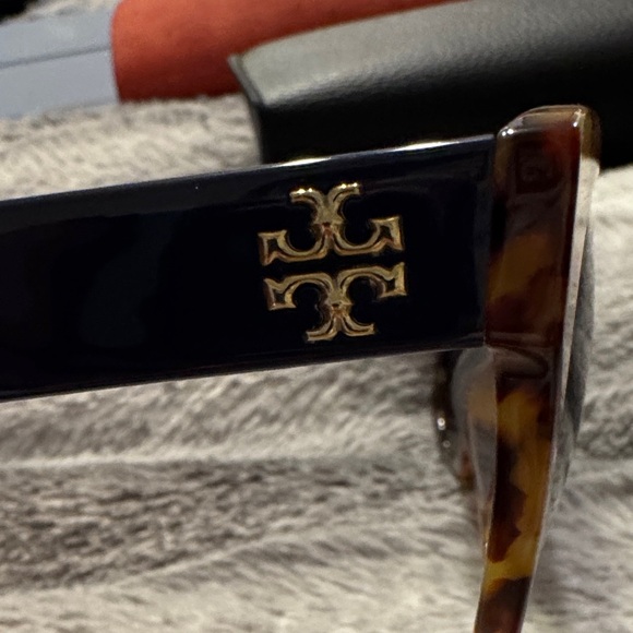 Tory Burch Tortoise Sunglasses with Vibrant Orange Case - Picture 2 of 4